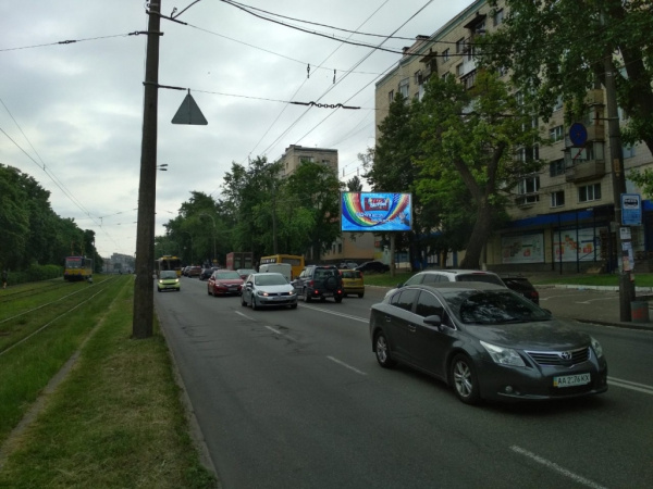 Призма 6x3,  ул. Кирилловская (Фрунзе), 115/2 - маг. "АТБ", в напр. стадион "Спартак"
